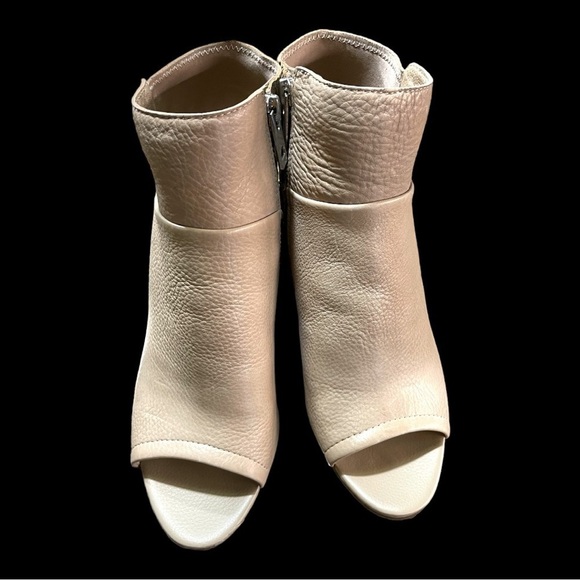 DOLCE VITA, CHIC, OPEN TOE/HEEL BOOTIE. NUDE LEATHER BOOTIE. SIZE 10 - Picture 3 of 10